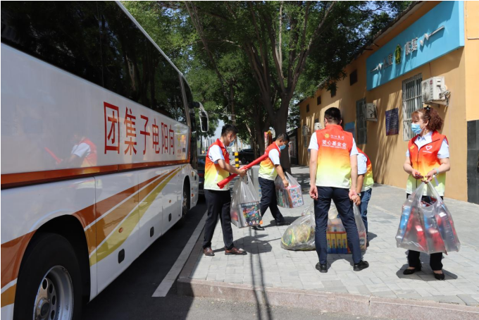 天博在线app六一爱心慰问活动